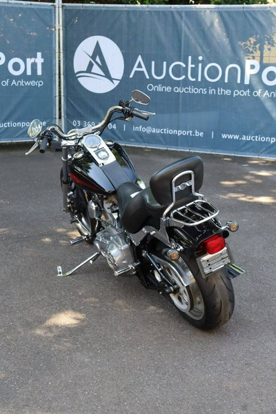 Harley-Davidson Softail Custom - Motorkerékpár: 4 kép. Harley-Davidson Softail Custom - Motorkerékpár: 4 kép.