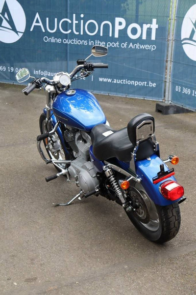 Harley-Davidson Sportster XL883 - Motorkerékpár: 4 kép. Harley-Davidson Sportster XL883 - Motorkerékpár: 4 kép.