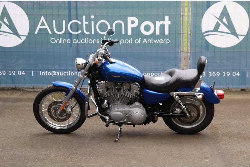 Harley-Davidson Sportster XL883 - Motorkerékpár: 2 kép. Harley-Davidson Sportster XL883 - Motorkerékpár: 2 kép.