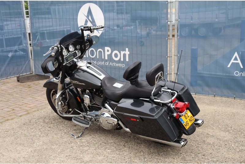 Harley-Davidson Streeet Glide - Motorkerékpár: 4 kép. Harley-Davidson Streeet Glide - Motorkerékpár: 4 kép.