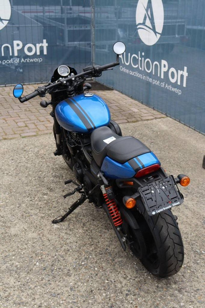 Harley-Davidson Street Rod - Motorkerékpár: 4 kép. Harley-Davidson Street Rod - Motorkerékpár: 4 kép.