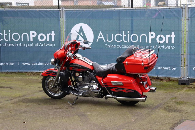 Harley-Davidson Ultra Classic CVO - Motorkerékpár: 3 kép. Harley-Davidson Ultra Classic CVO - Motorkerékpár: 3 kép.