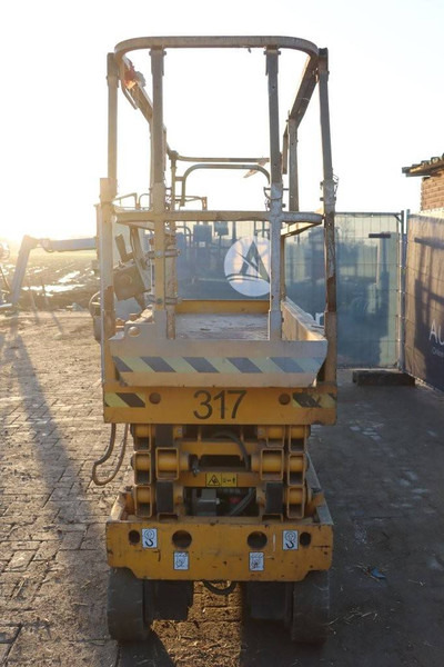 Haulotte COMPACT 10N - Ollós emelő: 4 kép. Haulotte COMPACT 10N - Ollós emelő: 4 kép.