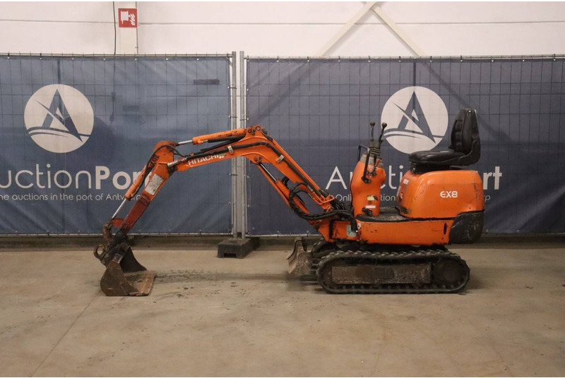 Hitachi EX8-2B - Minikotró: 2 kép. Hitachi EX8-2B - Minikotró: 2 kép.
