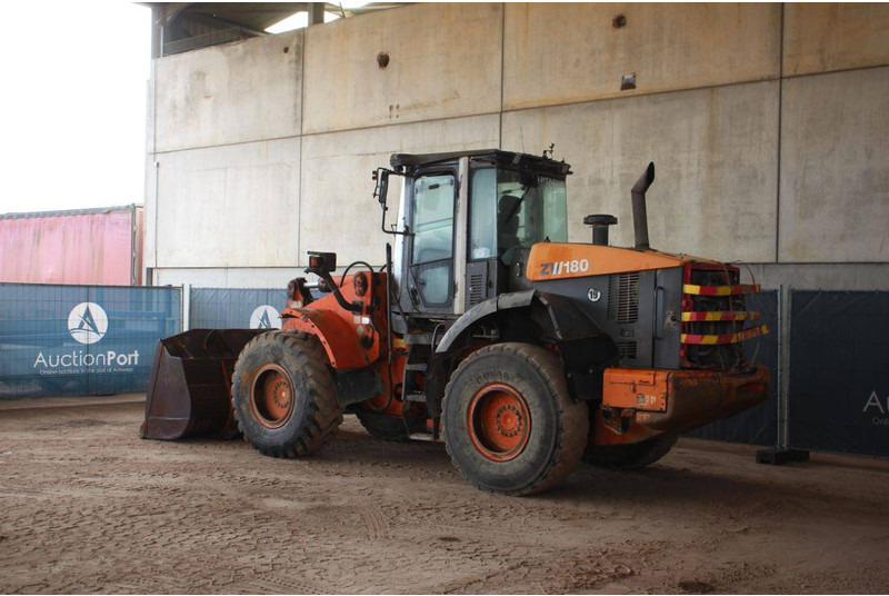 Hitachi ZW180 - Gumikerekes homlokrakodó: 3 kép. Hitachi ZW180 - Gumikerekes homlokrakodó: 3 kép.