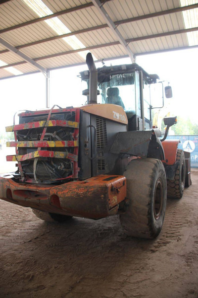 Hitachi ZW180 - Gumikerekes homlokrakodó: 5 kép. Hitachi ZW180 - Gumikerekes homlokrakodó: 5 kép.