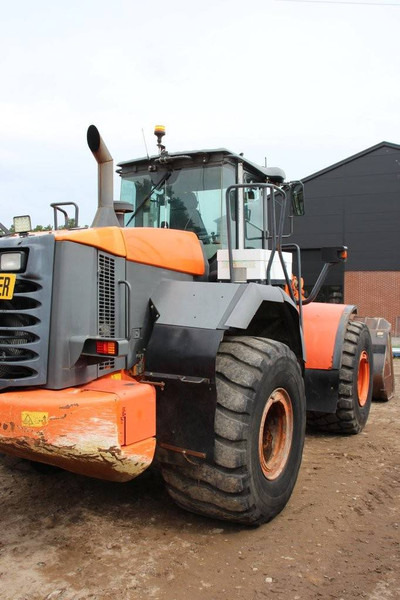 Hitachi ZW250 - Gumikerekes homlokrakodó: 5 kép. Hitachi ZW250 - Gumikerekes homlokrakodó: 5 kép.