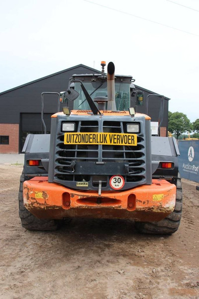 Hitachi ZW250 - Gumikerekes homlokrakodó: 4 kép. Hitachi ZW250 - Gumikerekes homlokrakodó: 4 kép.