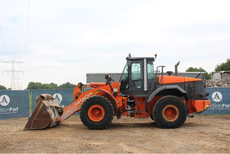 Hitachi ZW250 - Gumikerekes homlokrakodó: 2 kép. Hitachi ZW250 - Gumikerekes homlokrakodó: 2 kép.