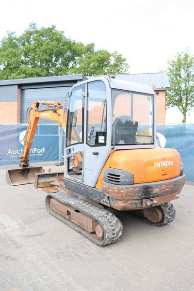 Hitachi ZX35 - Lánctalpas kotró: 3 kép. Hitachi ZX35 - Lánctalpas kotró: 3 kép.