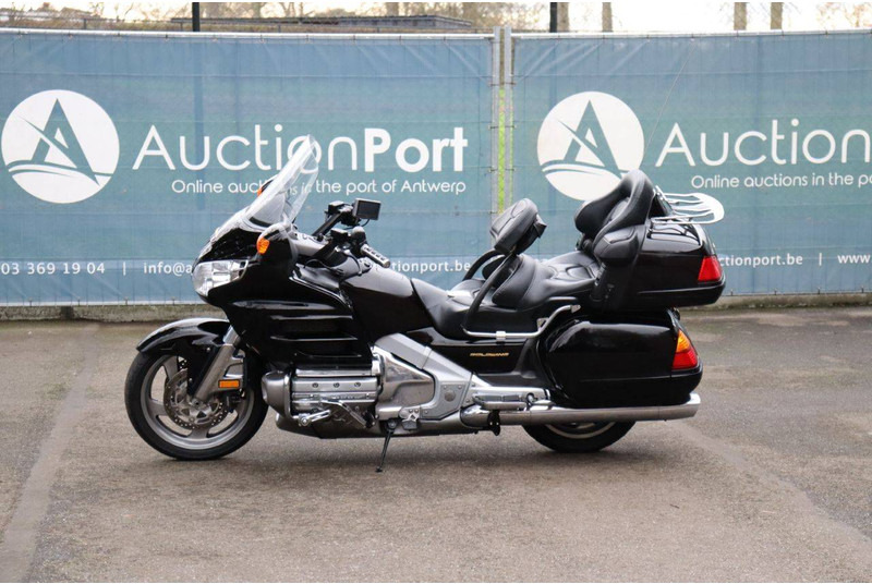 Honda GL1800 - Motorkerékpár: 1 kép. Honda GL1800 - Motorkerékpár: 1 kép.