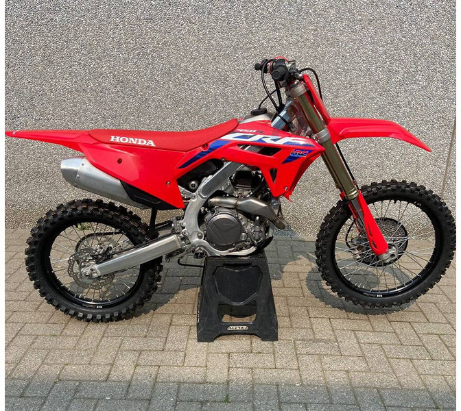 Honda (HRC) CRF 450R - Motorkerékpár: 3 kép. Honda (HRC) CRF 450R - Motorkerékpár: 3 kép.