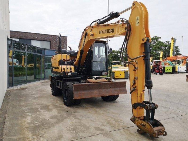 Hyundai HW140 - Gumikerekes kotró: 4 kép. Hyundai HW140 - Gumikerekes kotró: 4 kép.