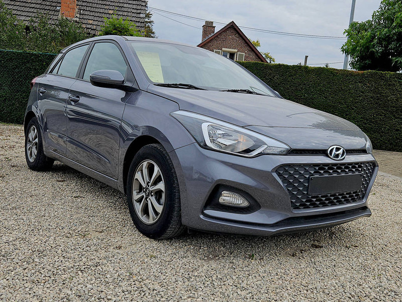 Hyundai i20 1.2 - Szedán: 5 kép. Hyundai i20 1.2 - Szedán: 5 kép.