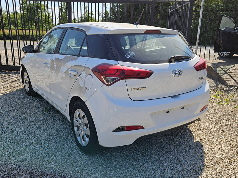 Hyundai i20 1.2 - Szedán: 2 kép. Hyundai i20 1.2 - Szedán: 2 kép.
