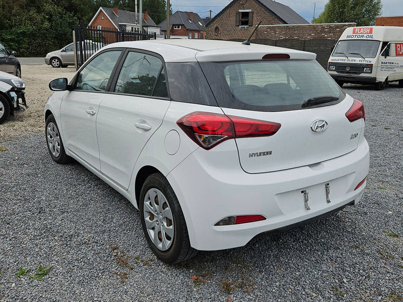 Hyundai i20 1.2 - Szedán: 2 kép. Hyundai i20 1.2 - Szedán: 2 kép.