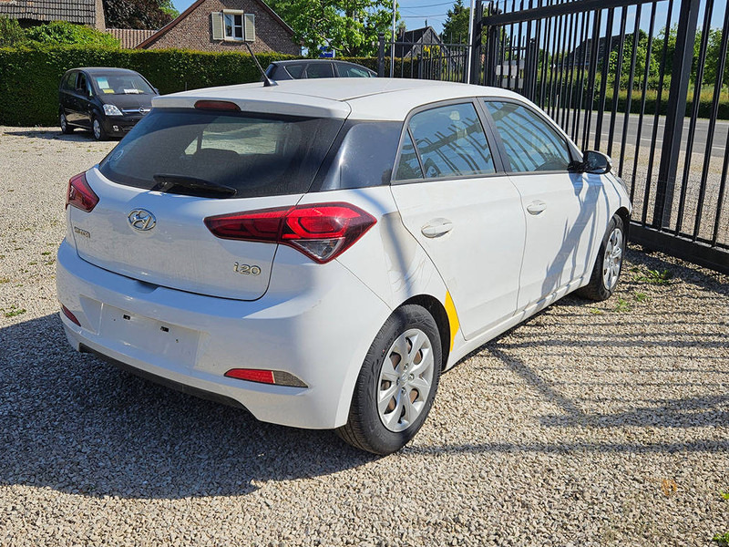 Hyundai i20 1.2 - Szedán: 3 kép. Hyundai i20 1.2 - Szedán: 3 kép.