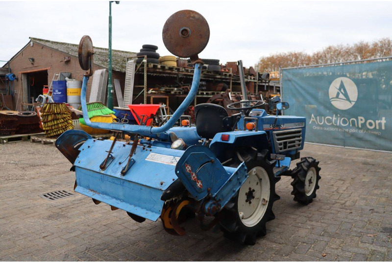 Iseki TU1600 - Traktor: 5 kép. Iseki TU1600 - Traktor: 5 kép.