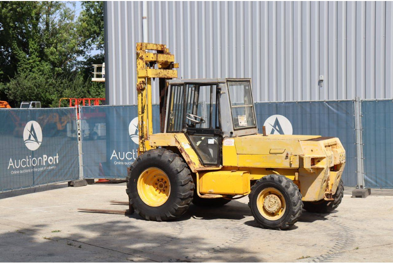 JCB 926 - Terepjáró képességű targoncá: 3 kép. JCB 926 - Terepjáró képességű targoncá: 3 kép.