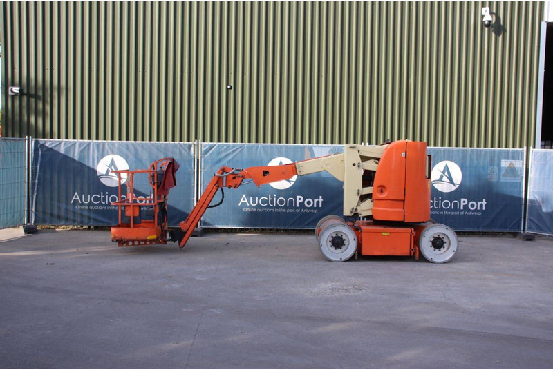 JLG E300AJP - Személyemelő: 2 kép. JLG E300AJP - Személyemelő: 2 kép.