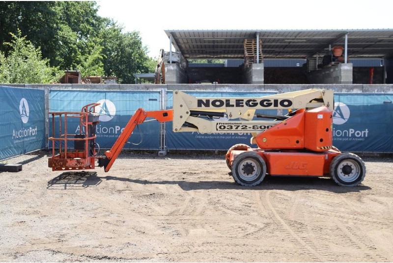 JLG E450AJ - Személyemelő: 2 kép. JLG E450AJ - Személyemelő: 2 kép.