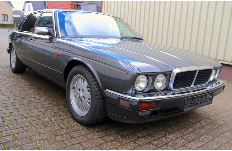 Jaguar XJ-12 - Autó: 3 kép. Jaguar XJ-12 - Autó: 3 kép.