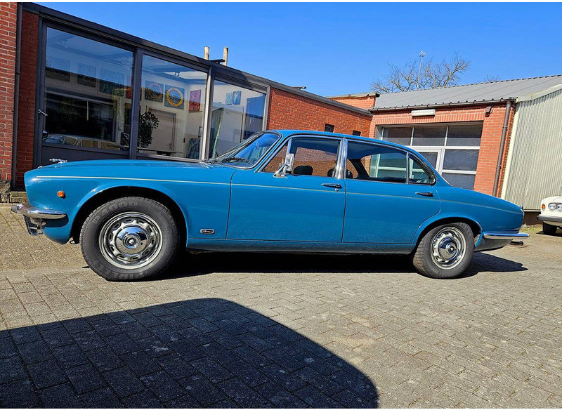 Jaguar XJ 4.2 Manual 4-Speed Overdrive - Szedán: 2 kép. Jaguar XJ 4.2 Manual 4-Speed Overdrive - Szedán: 2 kép.