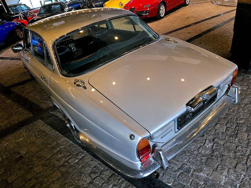 Jaguar XJ (series II) 4.2 Automatic - Szedán: 3 kép. Jaguar XJ (series II) 4.2 Automatic - Szedán: 3 kép.