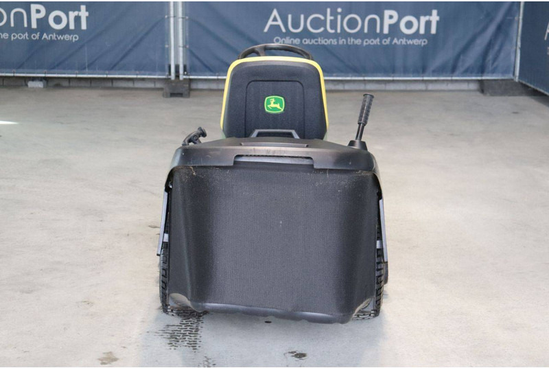 John Deere X166R - Kerti fűkasza: 4 kép. John Deere X166R - Kerti fűkasza: 4 kép.