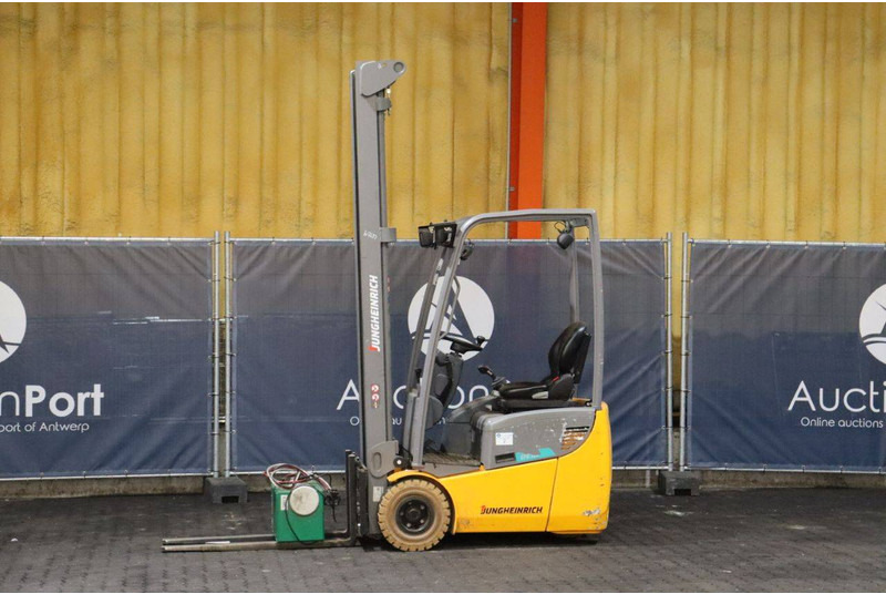 Jungheinrich EFG 110 - Elektromos targonca: 1 kép. Jungheinrich EFG 110 - Elektromos targonca: 1 kép.