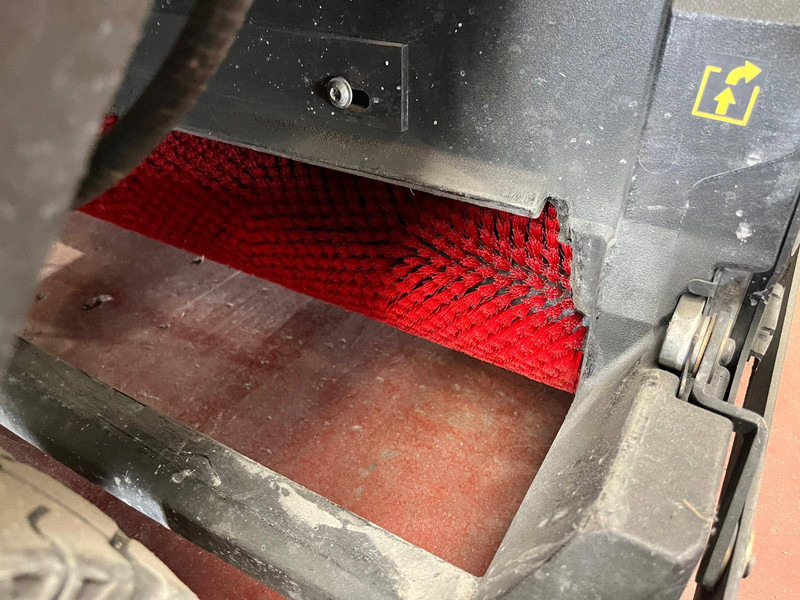 Utcaseprő gép Kärcher R120: 7 kép. Utcaseprő gép Kärcher R120: 7 kép.