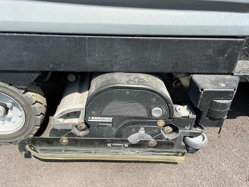 Kärcher R120 - Utcaseprő gép: 4 kép. Kärcher R120 - Utcaseprő gép: 4 kép.