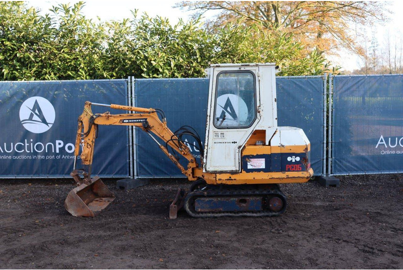 Komatsu PC05-5 - Minikotró: 2 kép. Komatsu PC05-5 - Minikotró: 2 kép.