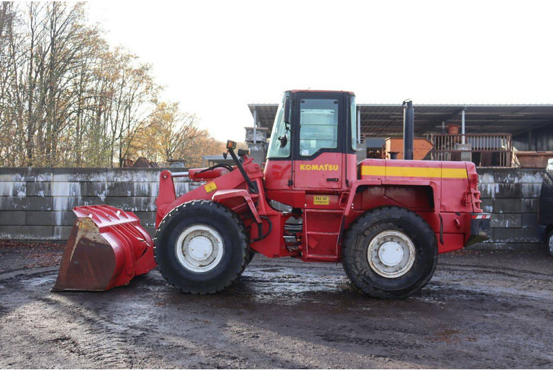 Komatsu WA 270-3 - Gumikerekes homlokrakodó: 2 kép. Komatsu WA 270-3 - Gumikerekes homlokrakodó: 2 kép.