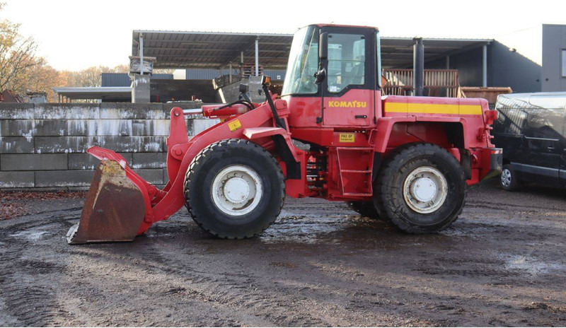 Komatsu WA 270-3 - Gumikerekes homlokrakodó: 1 kép. Komatsu WA 270-3 - Gumikerekes homlokrakodó: 1 kép.