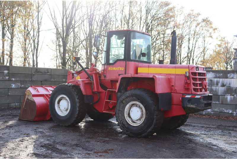 Komatsu WA 270-3 - Gumikerekes homlokrakodó: 3 kép. Komatsu WA 270-3 - Gumikerekes homlokrakodó: 3 kép.