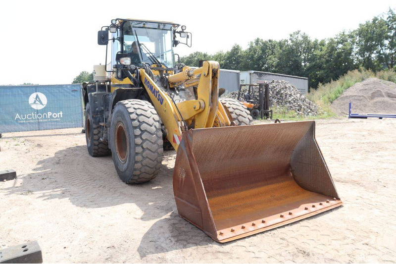 Gumikerekes homlokrakodó Komatsu WA270-8E0: 7 kép. Gumikerekes homlokrakodó Komatsu WA270-8E0: 7 kép.