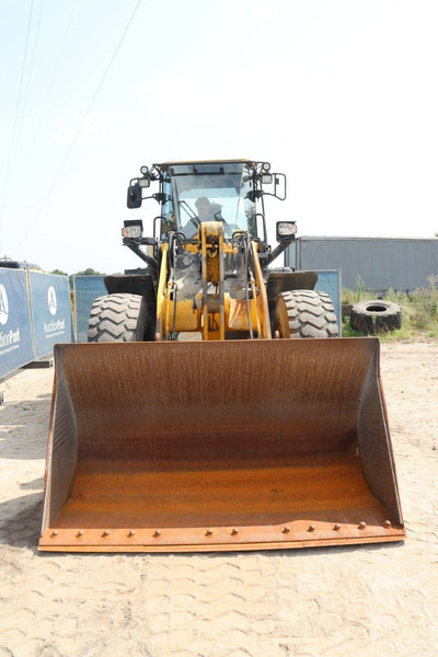 Gumikerekes homlokrakodó Komatsu WA270-8E0: 8 kép. Gumikerekes homlokrakodó Komatsu WA270-8E0: 8 kép.