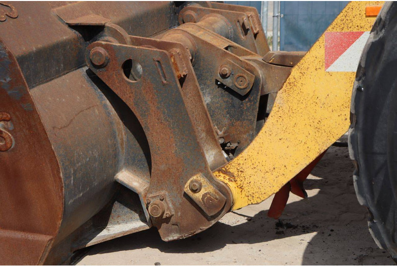 Gumikerekes homlokrakodó Komatsu WA270-8E0: 15 kép. Gumikerekes homlokrakodó Komatsu WA270-8E0: 15 kép.