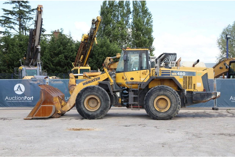 Komatsu WA480-6 - Gumikerekes homlokrakodó: 2 kép. Komatsu WA480-6 - Gumikerekes homlokrakodó: 2 kép.