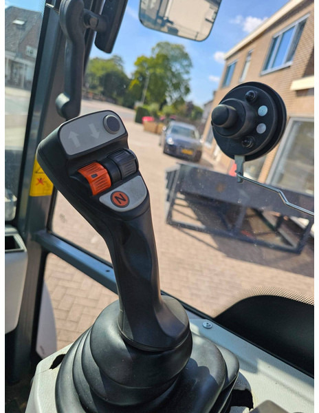 Gumikerekes homlokrakodó Kramer 357: 10 kép. Gumikerekes homlokrakodó Kramer 357: 10 kép.