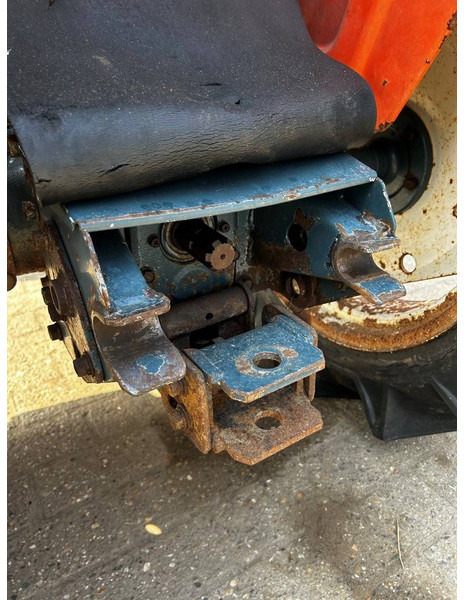 Kubota B1600E - Traktor: 3 kép. Kubota B1600E - Traktor: 3 kép.
