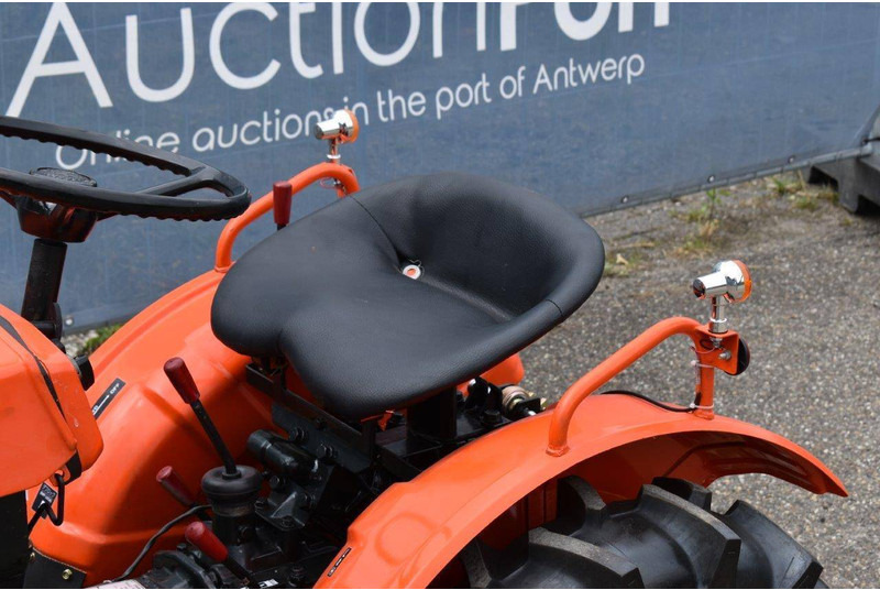 Traktor Kubota B5000: 12 kép. Traktor Kubota B5000: 12 kép.