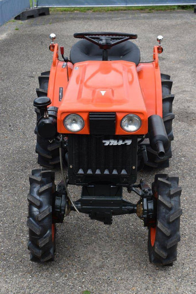 Traktor Kubota B5000: 9 kép. Traktor Kubota B5000: 9 kép.