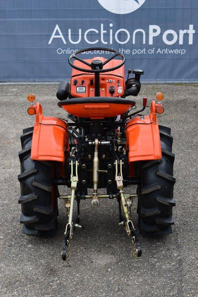 Traktor Kubota B5000: 6 kép. Traktor Kubota B5000: 6 kép.