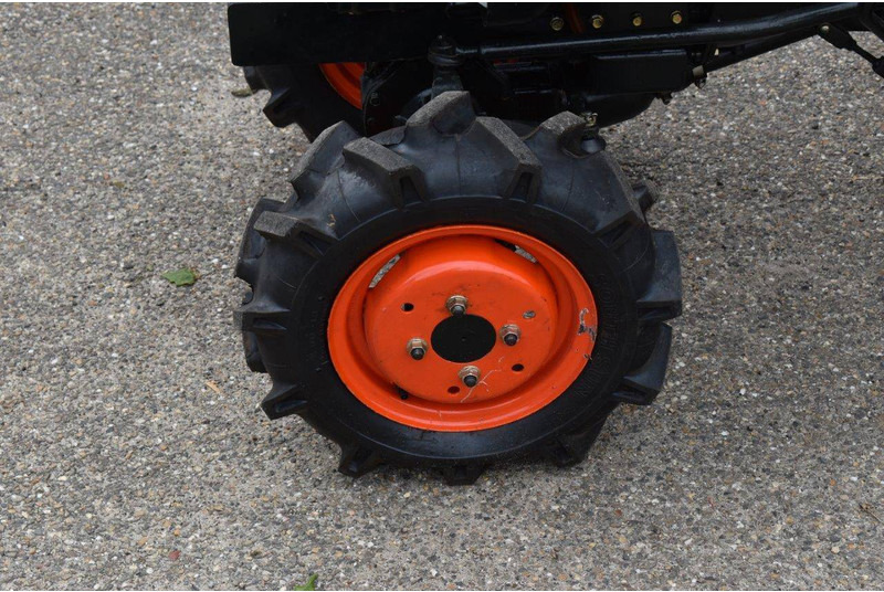 Traktor Kubota B5000: 15 kép. Traktor Kubota B5000: 15 kép.