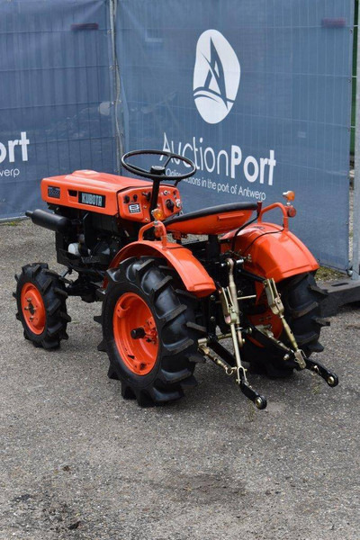 Traktor Kubota B5000: 7 kép. Traktor Kubota B5000: 7 kép.