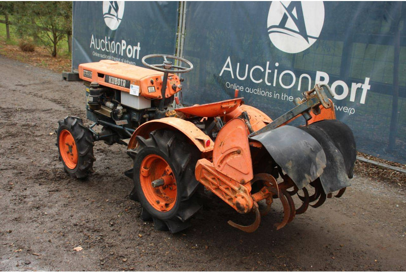 Kubota B6000 - Traktor: 3 kép. Kubota B6000 - Traktor: 3 kép.