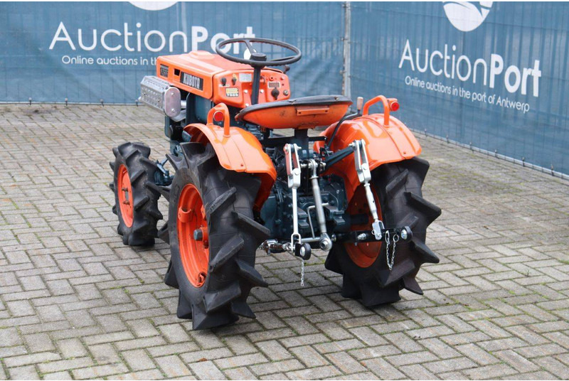 Kubota B7000 - Traktor: 4 kép. Kubota B7000 - Traktor: 4 kép.