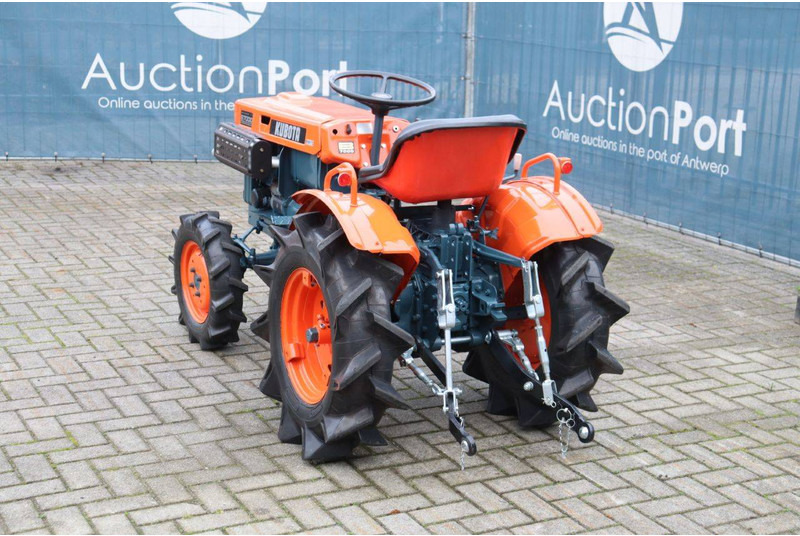 Kubota B7000 - Traktor: 4 kép. Kubota B7000 - Traktor: 4 kép.